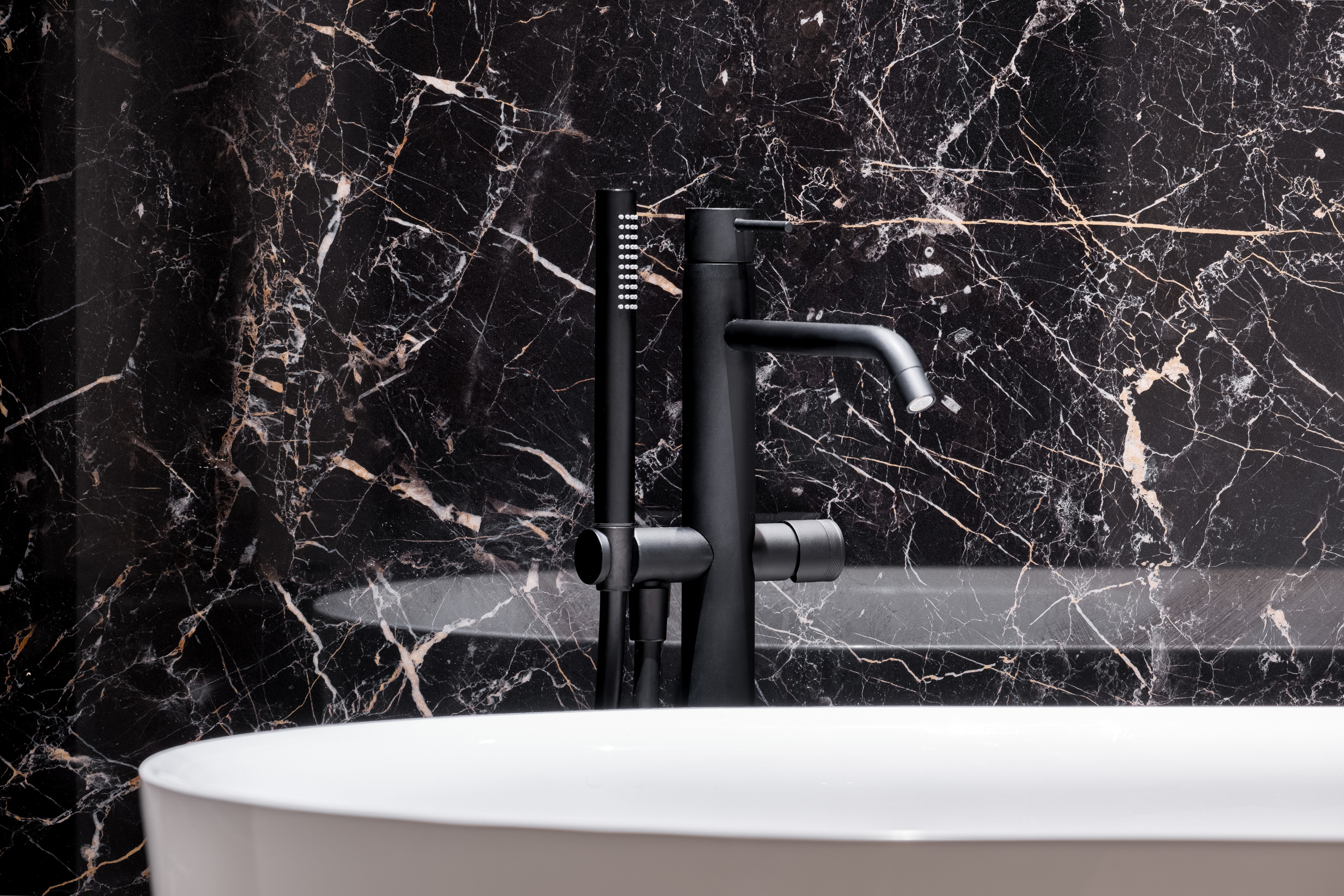 Stylish black bathtub faucet